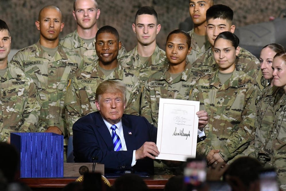 Frisch unterzeichnet: US-Präsident Donald Trump mit dem Gesetz für den Militärhaushalt 2018. Er umfasst 716 Milliarden Dollar. Ungefähr ein Tausendstel der Summe, gut 700 Millionen Dollar, sind für Bauprojekte in Deutschland vorgesehen.