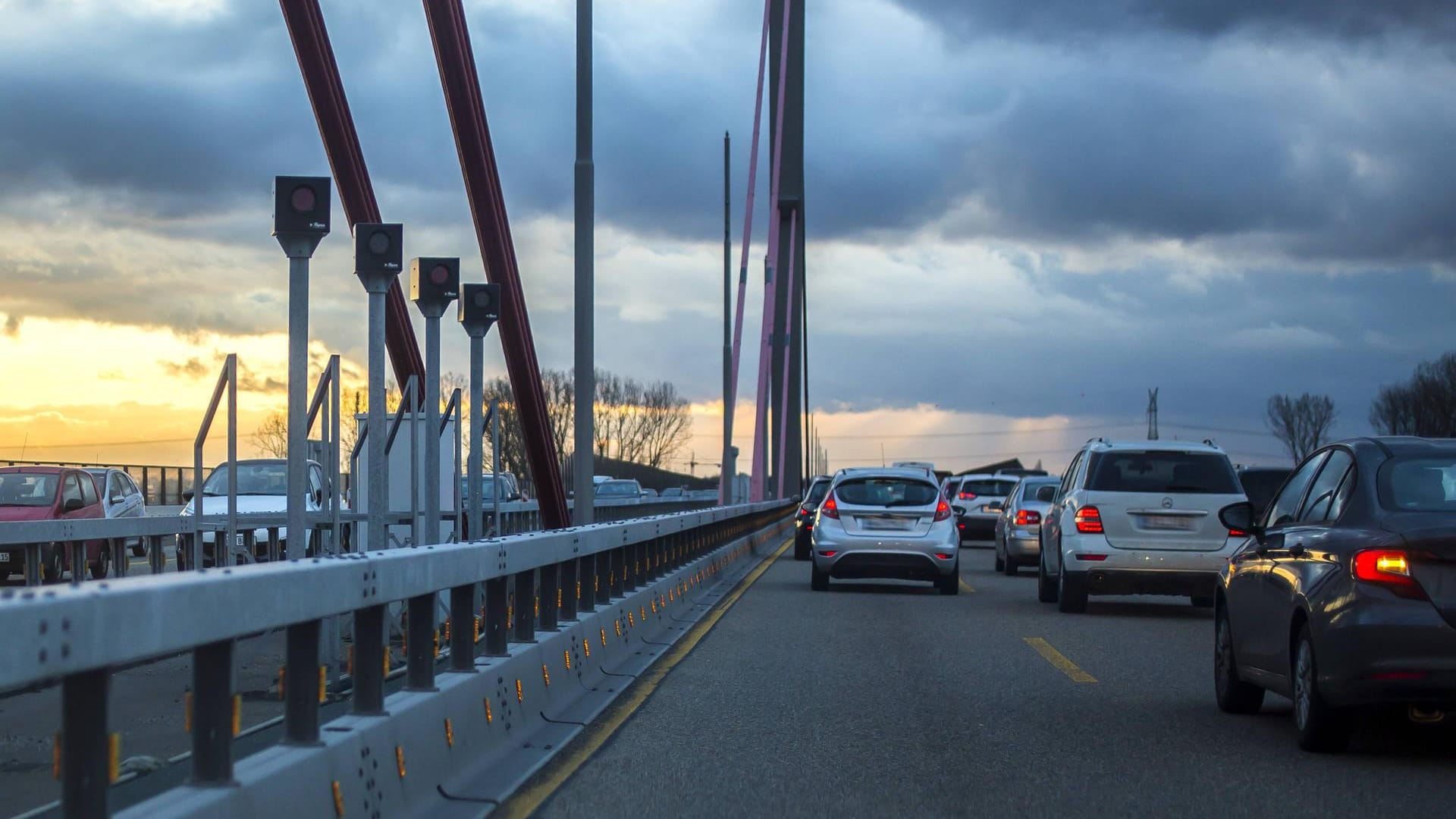 Rheinbrücke in Leverkusen: Die A1-Überführung wird teilweise als ungenügend einstuft. Fahrzeuge, die schwerer als 3,5 Tonnen oder breiter als 2,3 Meter sind, dürfen die Brücke nicht mehr befahren.