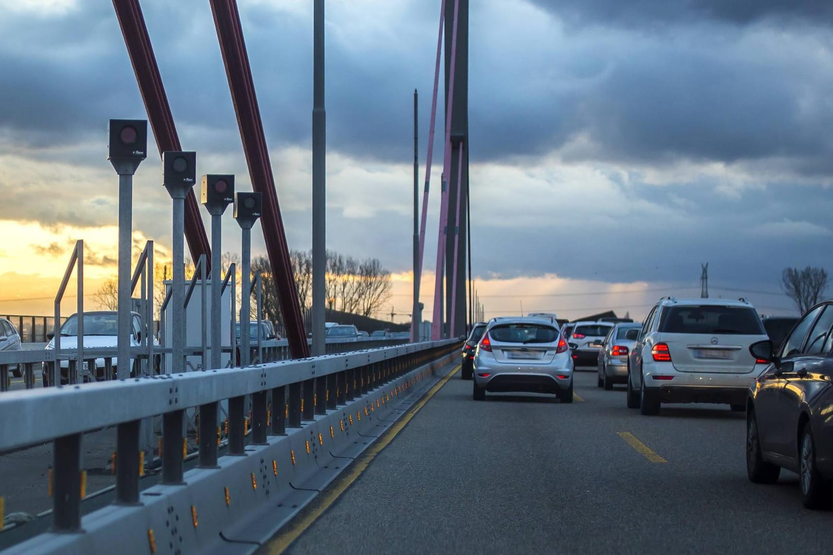 Rheinbrücke in Leverkusen: Die A1-Überführung wird teilweise als ungenügend einstuft. Fahrzeuge, die schwerer als 3,5 Tonnen oder breiter als 2,3 Meter sind, dürfen die Brücke nicht mehr befahren.