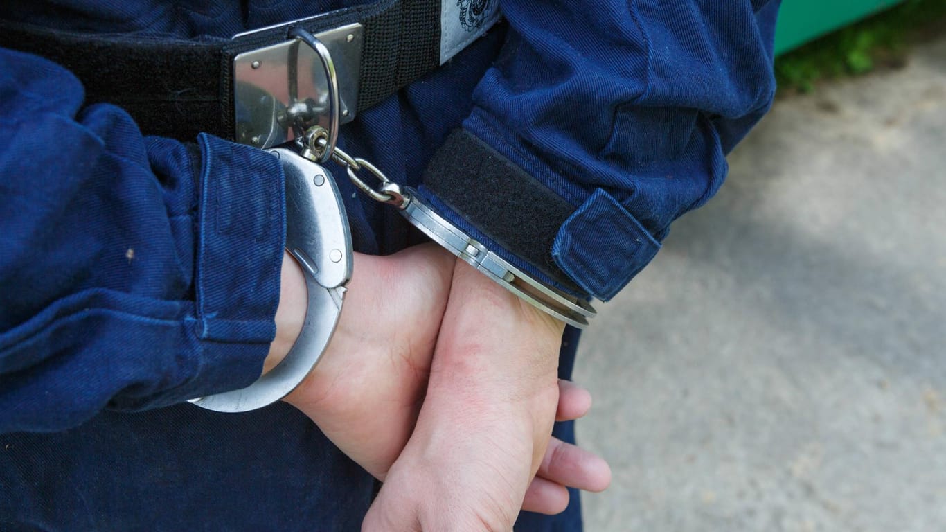 Hände in Handschellen: Die Polizei nahm den Angeklagten an seinem Arbeitsplatz fest. (Symbolbild)