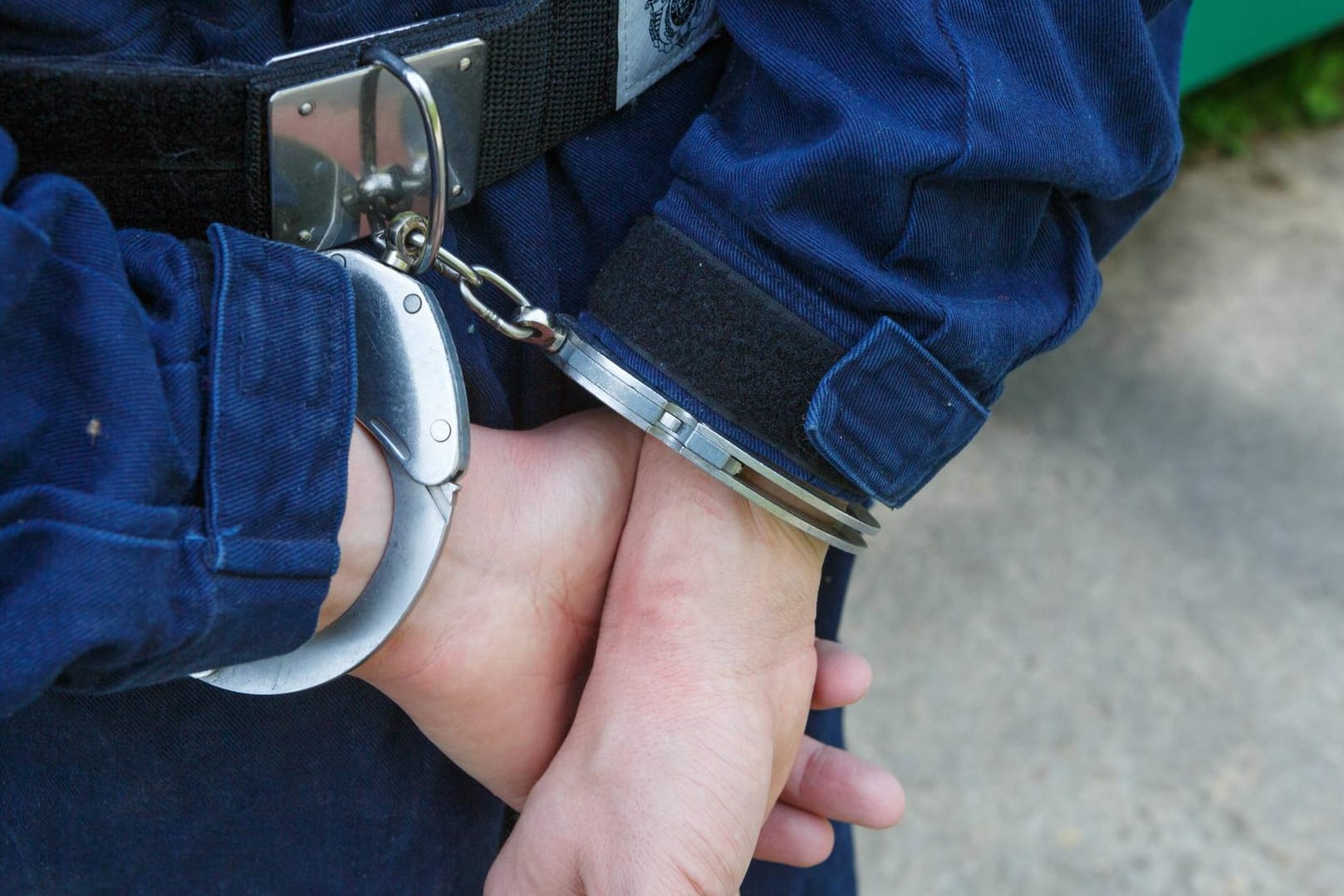 Hände in Handschellen: Die Polizei nahm den Angeklagten an seinem Arbeitsplatz fest. (Symbolbild)