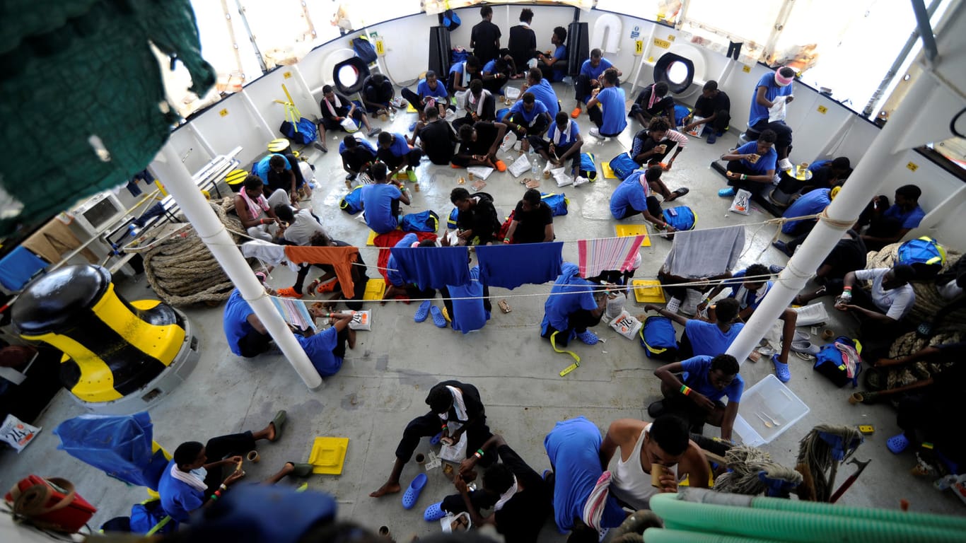Migranten auf der "Aquarius" im Mittelmeer: Das Schiff darf in Malta anlegen.