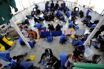 Migranten auf der "Aquarius" im Mittelmeer: Das Schiff darf in Malta anlegen.