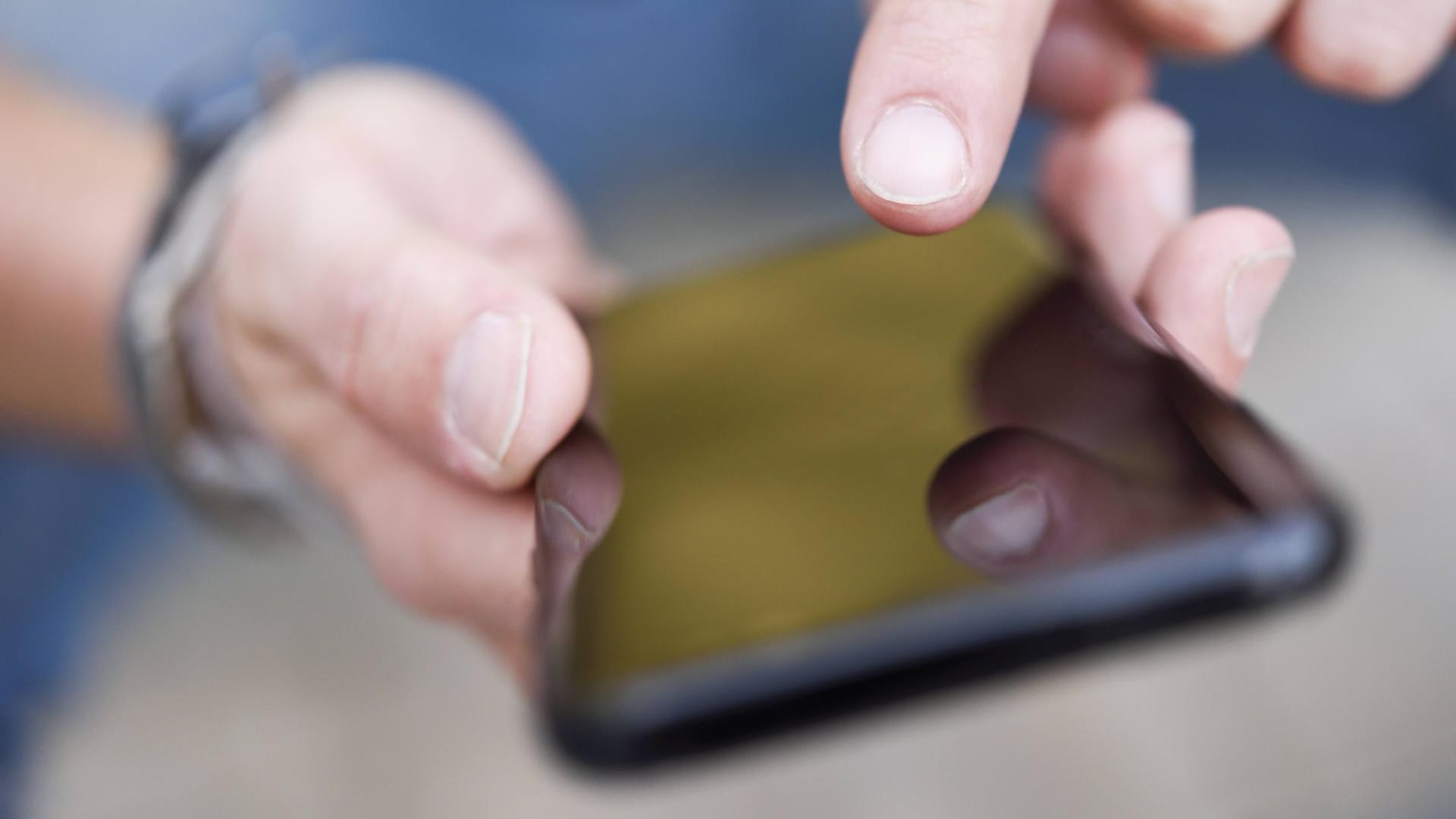 Ein Smartphone in Benutzung: Über die Google-Fotos-App ist die neue Funktion verfügbar. (Symbolbild)