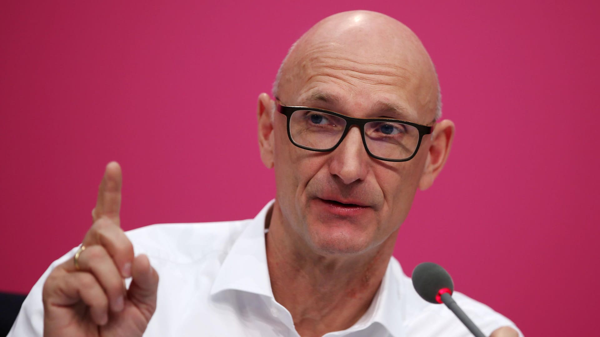 Der Vorstandsvorsitzende der Deutschen Telekom: Timotheus Höttges kritisiert die Regulierung des Telekommunikationsmarktes. (Archivbild)