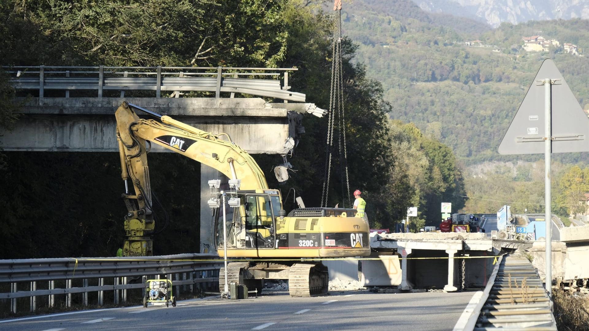 Das Annone - Viadukt bei Mailand: Unter der Last eines Schwertransporters stürzte die Brücke ein.