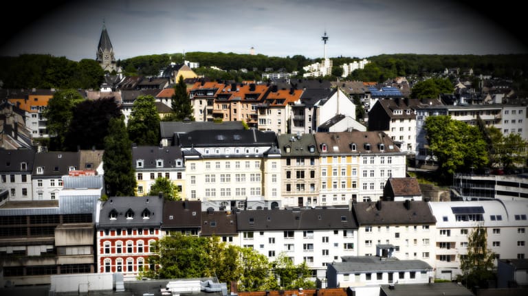 Der Blick über die nördliche Innenstadt in Wuppertal-Elberfeld: Die Schwebebahn ist längst nicht alles, was die Stadt zu bieten hat.