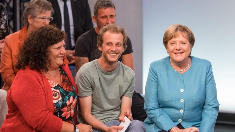 Angela Merkel mit Teilnehmern des Bürgerdialogs in Jena: Immer freundlich!