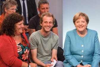 Angela Merkel mit Teilnehmern des Bürgerdialogs in Jena: Immer freundlich!