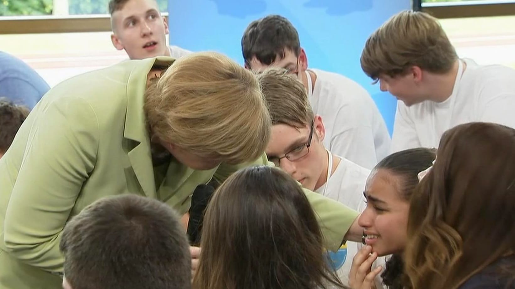 Merkel 2015 während eines Bürgerdialogs in Rostock: Reem Sahwil, im Libanon geboren, seit Jahren in Deutschland, brach in Tränen aus, weil sie die Abschiebung fürchtete.