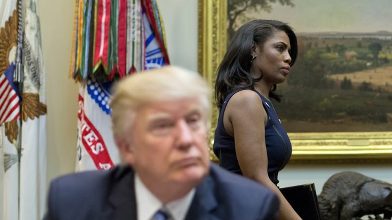 Aus besseren Zeiten: Omarosa Manigault Newman ist hinter Donald Trump im Weißen Haus zu sehen.