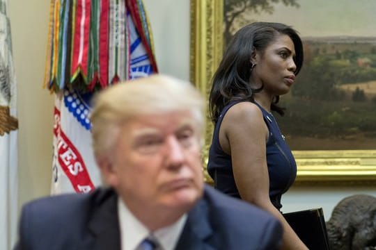 Aus besseren Zeiten: Omarosa Manigault Newman ist hinter Donald Trump im Weißen Haus zu sehen.