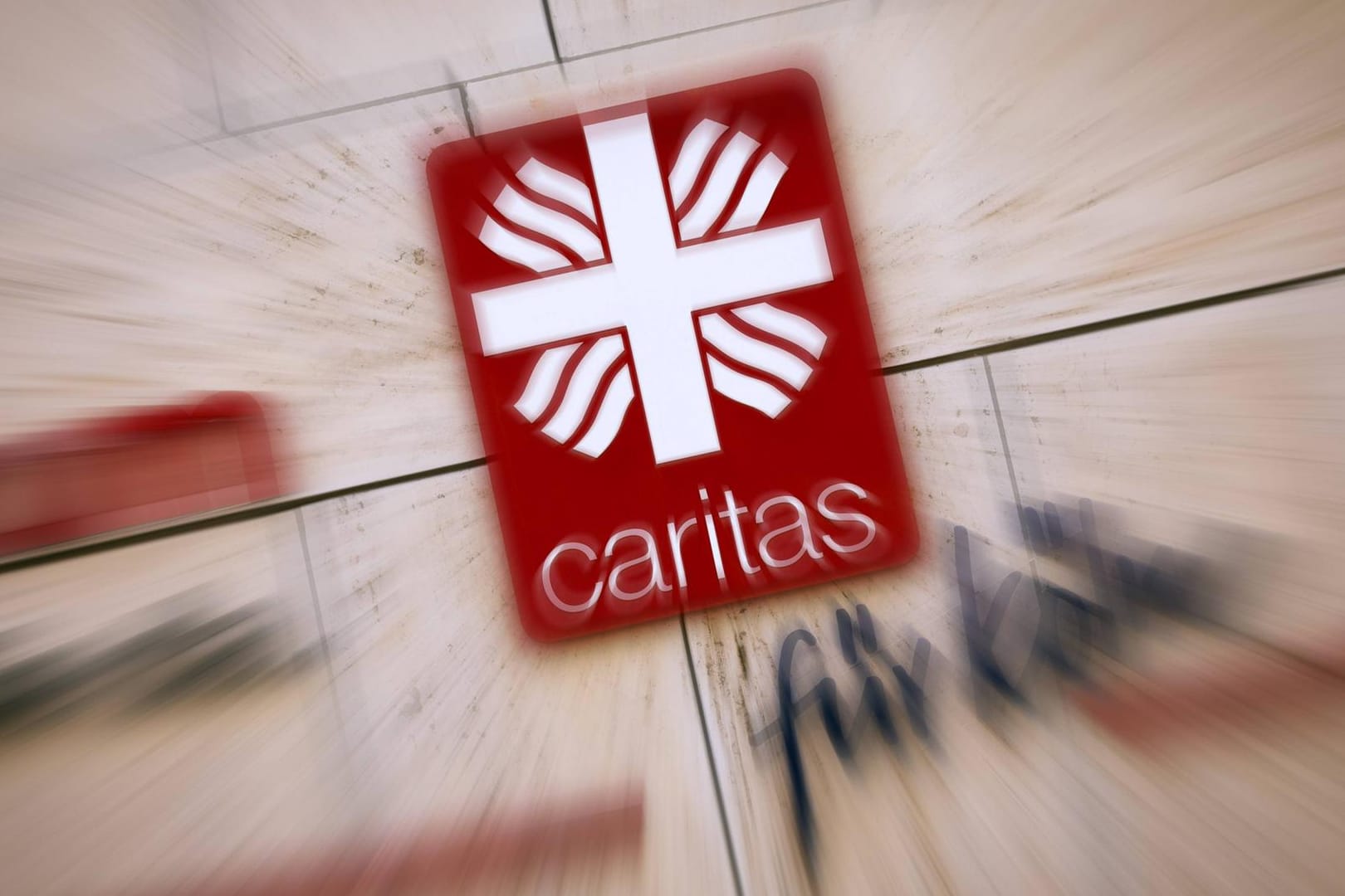 Caritas-Schild an einer sozialen Einrichtung: Der katholische Arbeitsgeber ist Deutschlands größter Wohlfahrsverband. (Archivbild)