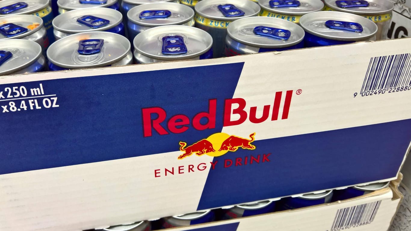 Paletten mit Red Bull-Dosen: Die Polizei hält es für möglich, dass die Diebe Komplizen in den Lagerhallen hatten. (Symbolbild)