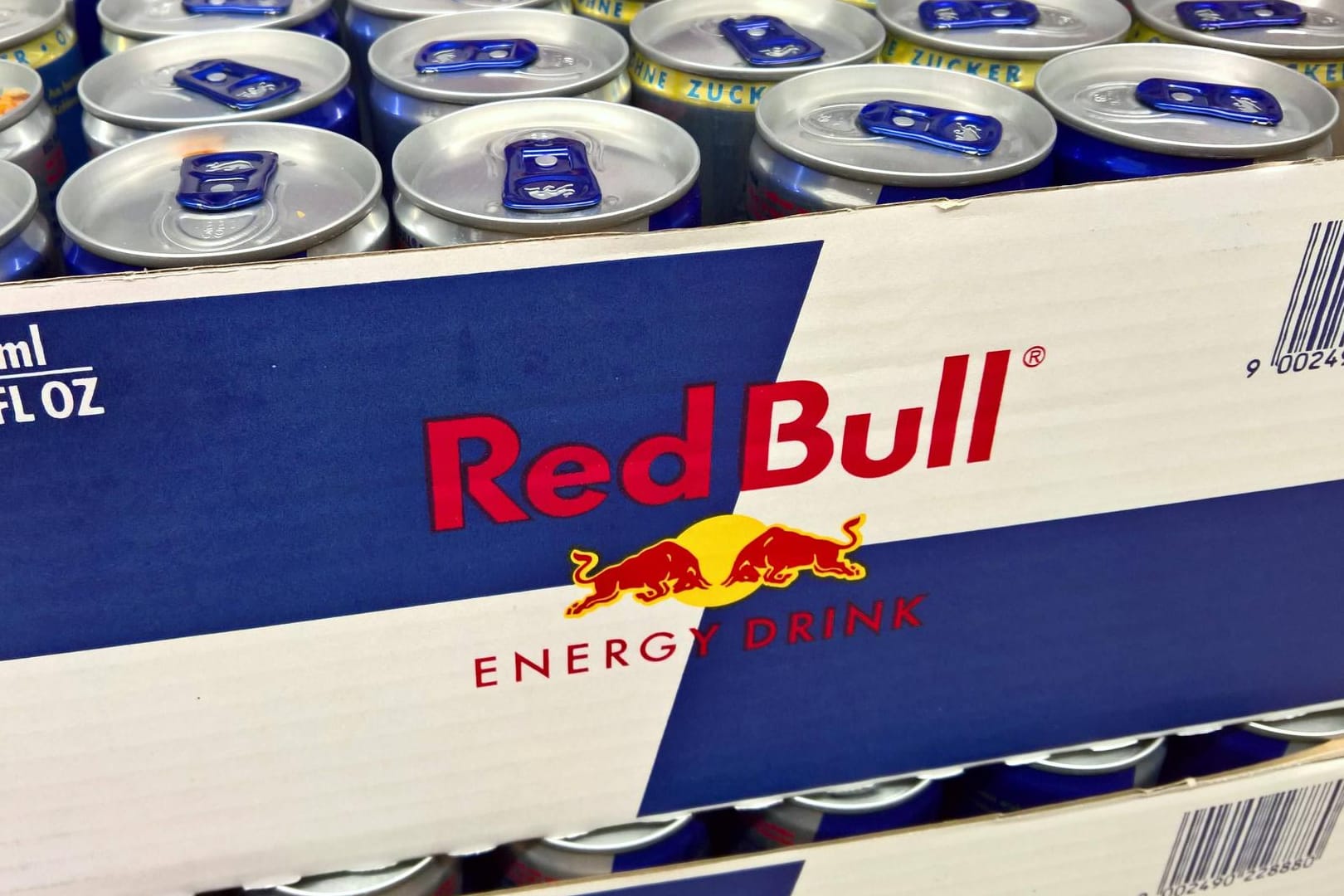 Paletten mit Red Bull-Dosen: Die Polizei hält es für möglich, dass die Diebe Komplizen in den Lagerhallen hatten. (Symbolbild)