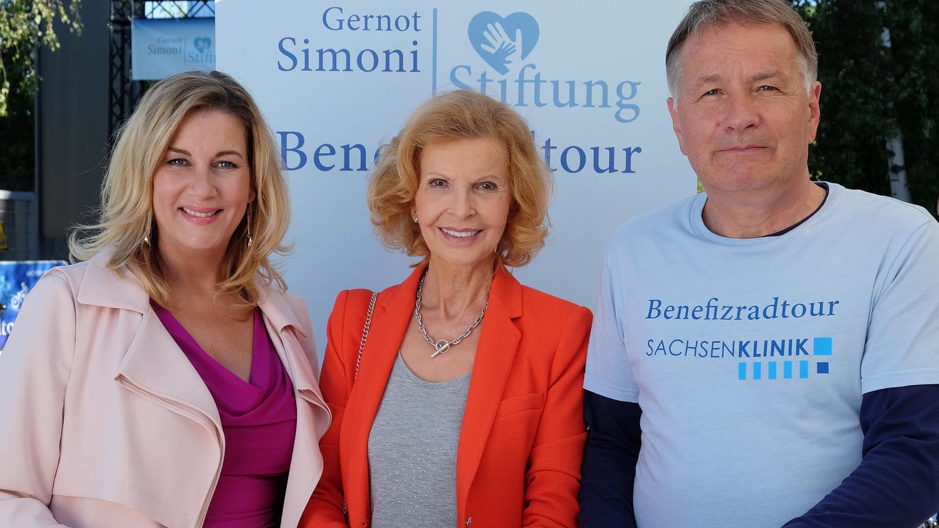 Die Initiatoren der Gernot-Simoni-Stiftung: Sarah Marquardt (Alexa Maria Surholt), Ingrid Rischke (Jutta Kammann) und Dr. Roland Heilmann (Thomas Rühmann).