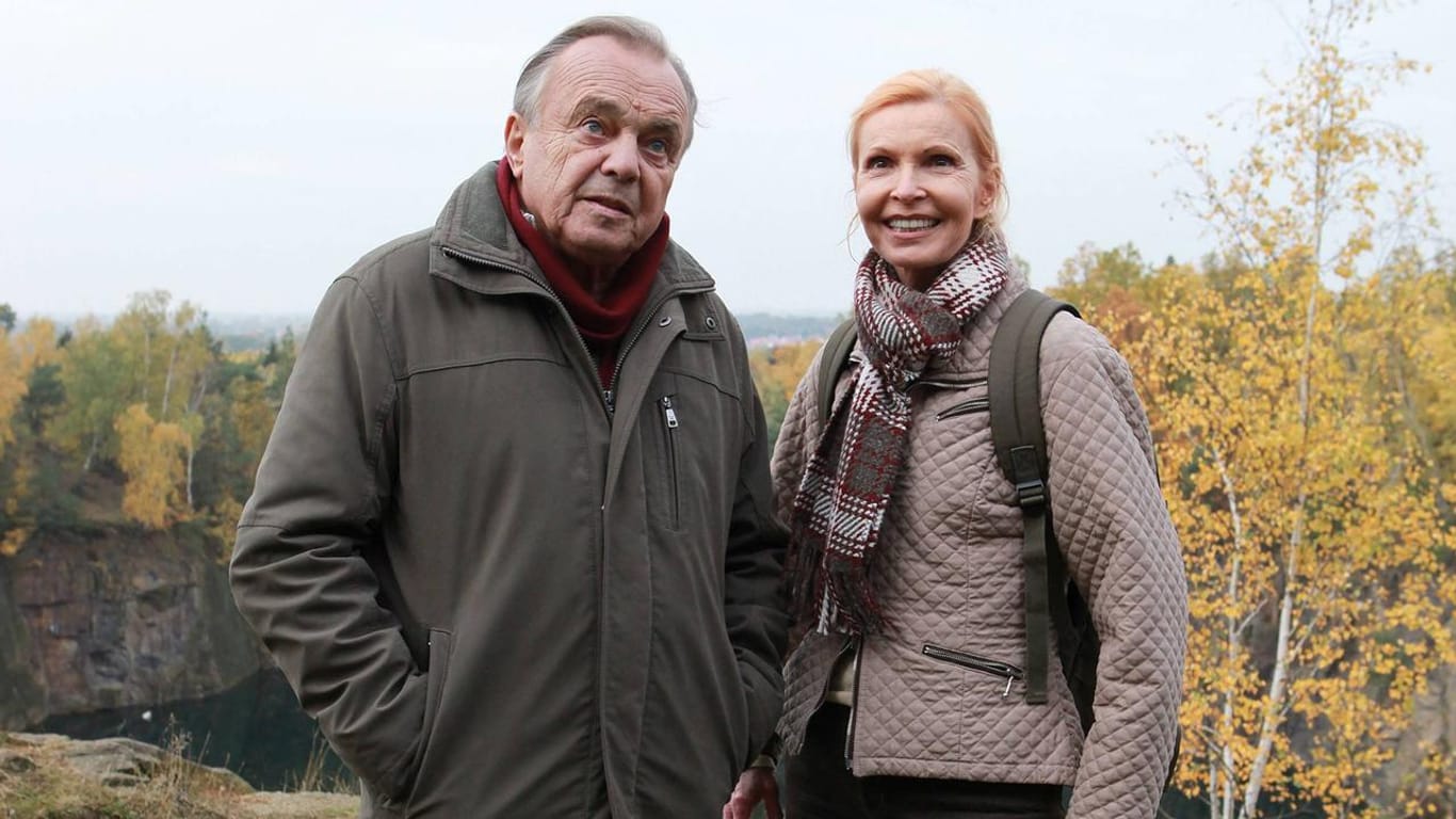 Dieter Bellmann und Jutta Kammann bei den Dreharbeiten zu einer "In aller Freundschaft"-Folge im Jahr 2009. Im November 2017 erlagt Bellmann einem Krebsleiden.