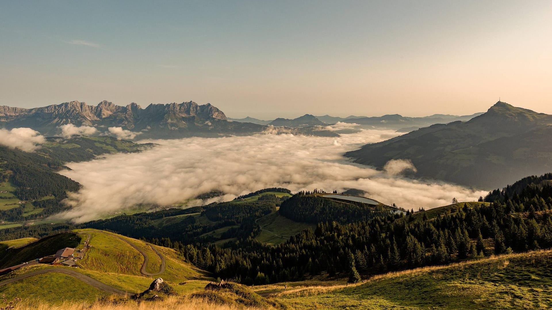 Blick über die Kitzbüheler Alpen: In den Tiroler Bergen ereignete sich der Unfall. (Archivbild) Blick über die Kitzbüheler Alpen: In den Tiroler Bergen ereignete sich der Unfall. (Archivbild)
