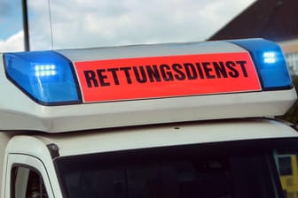 Ein Rettungswagen: Der gestürzte Mann kam in ein Krankenhaus. (Symbolbild)