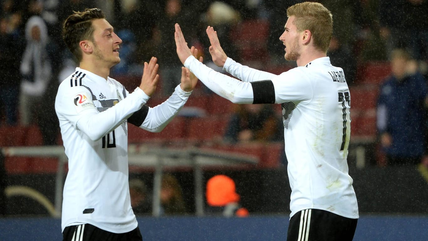Klatsch ab: Timo Werner (r.) und Mesut Özil während eines Länderspiels gegen Frankreich in November 2017.