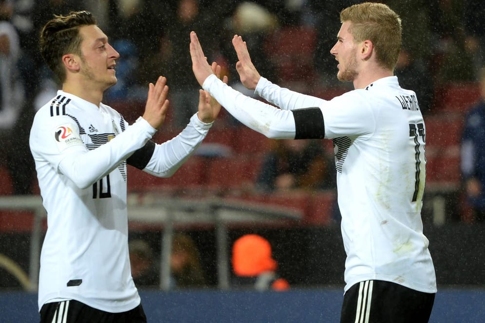 Klatsch ab: Timo Werner (r.) und Mesut Özil während eines Länderspiels gegen Frankreich in November 2017.