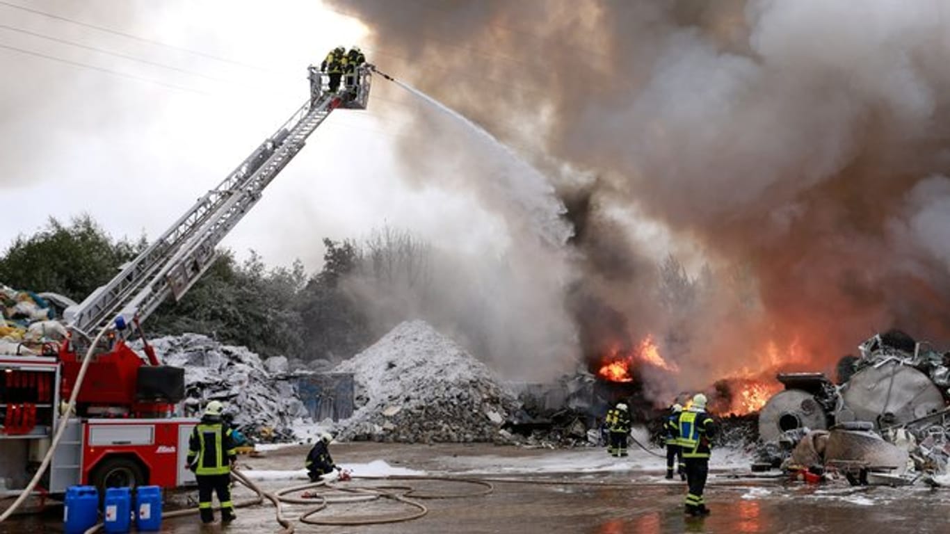 Die Feuerwehr löscht den Großbrand auf dem Recyclinghof in Lensahn.