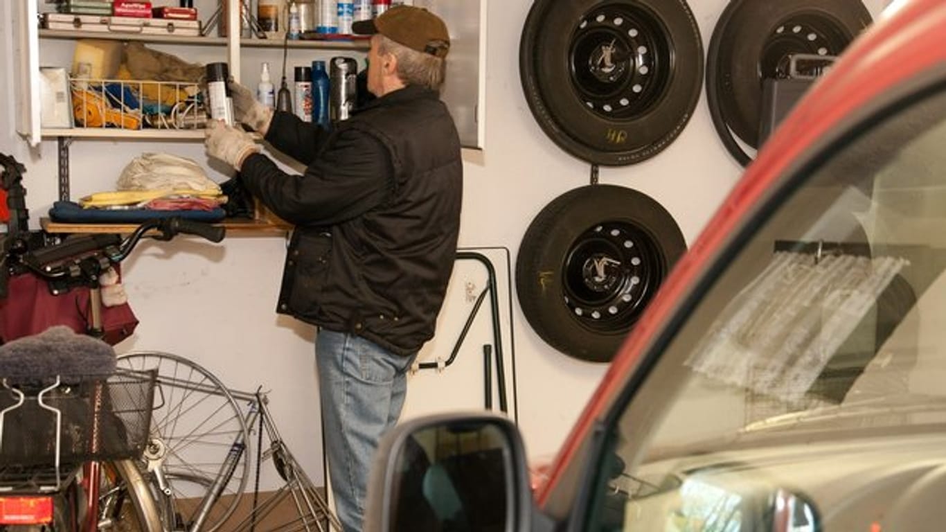 Garage: Oft parkt nicht nur der Wagen in der Garage, sie ist auch Lagerort für Reifen, Räder und Heimwerker-Bedarf. Mieter dürfen aber nicht alles in der Garage abstellen.