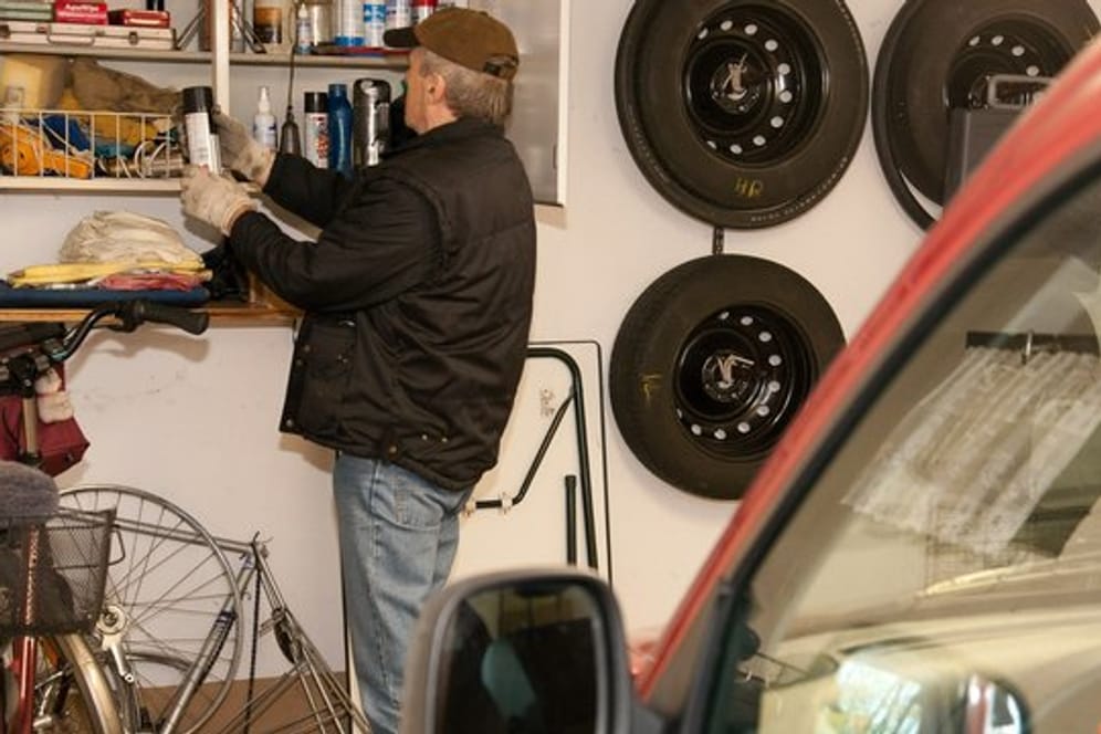 Garage: Oft parkt nicht nur der Wagen in der Garage, sie ist auch Lagerort für Reifen, Räder und Heimwerker-Bedarf. Mieter dürfen aber nicht alles in der Garage abstellen.