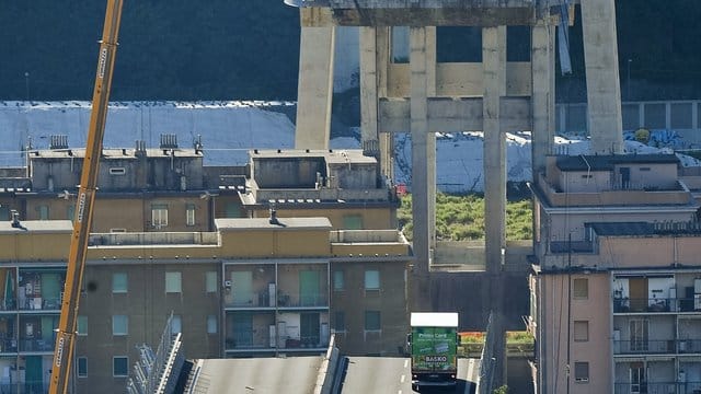 Blick auf die gewaltige Lücke in der Morandi-Brücke.