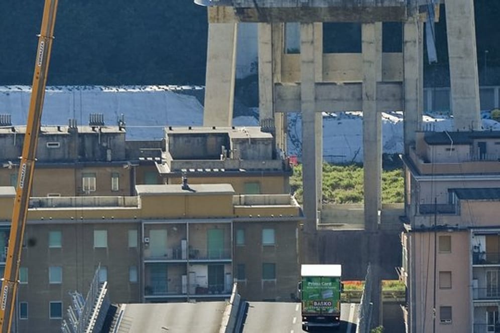 Blick auf die gewaltige Lücke in der Morandi-Brücke.