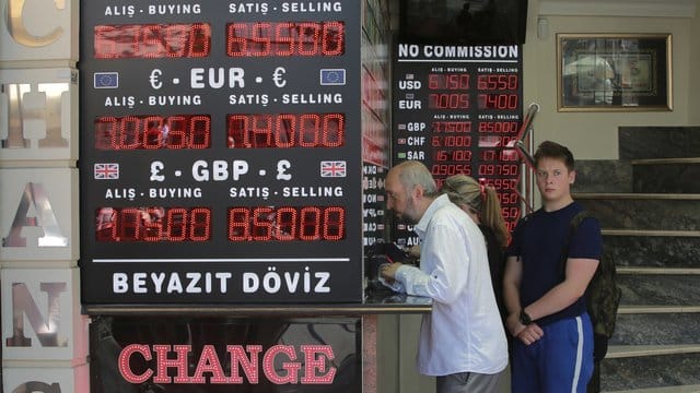 Die türkische Währung ist nicht mehr so viel wert wie Anfang des Jahres. Die türkische Währung ist nicht mehr so viel wert wie Anfang des Jahres.