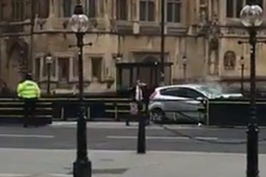 Vor dem Parlament in London ist ein Auto in eine Sicherheitsabsperrung gefahren.