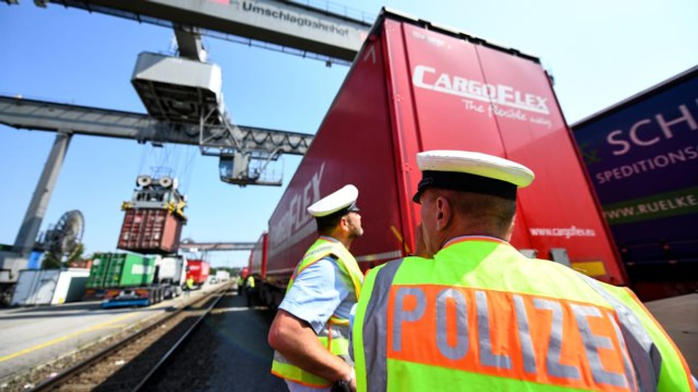 Zwei Bundespolizisten kontrollieren einen Güterzug an der Grenze zur Schweiz: "Manchmal sehen wir bei langsamer Fahrt oder einem Stopp Menschen von den Zügen springen."