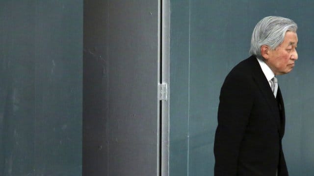 Kaiser Akihito kommt zu einem Gedenkgottesdienst anlässlich des 73. Kaiser Akihito kommt zu einem Gedenkgottesdienst anlässlich des 73.
