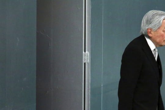 Kaiser Akihito kommt zu einem Gedenkgottesdienst anlässlich des 73.