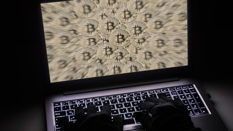 Bitcoin-Symbole auf einem Laptop-Bildschirm: Mit Kryptojacking missbrauchen Seitenbetreiber und Kriminelle den Rechner ihrer Opfer, um Kryptowährung zu schürfen.