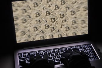 Bitcoin-Symbole auf einem Laptop-Bildschirm: Mit Kryptojacking missbrauchen Seitenbetreiber und Kriminelle den Rechner ihrer Opfer, um Kryptowährung zu schürfen.