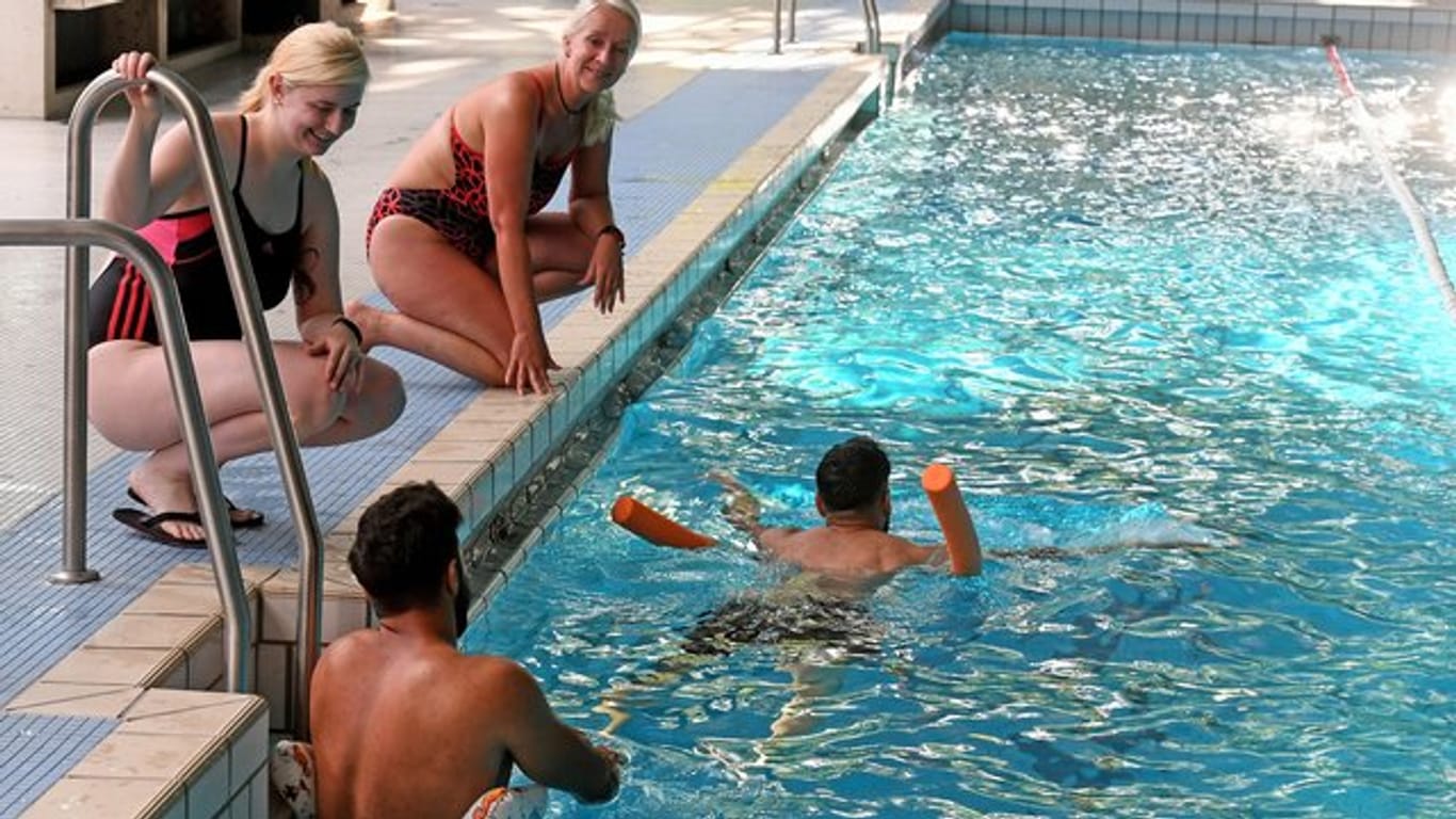 Schwimmunterricht für Flüchtlinge im Fössebad in Hannover.