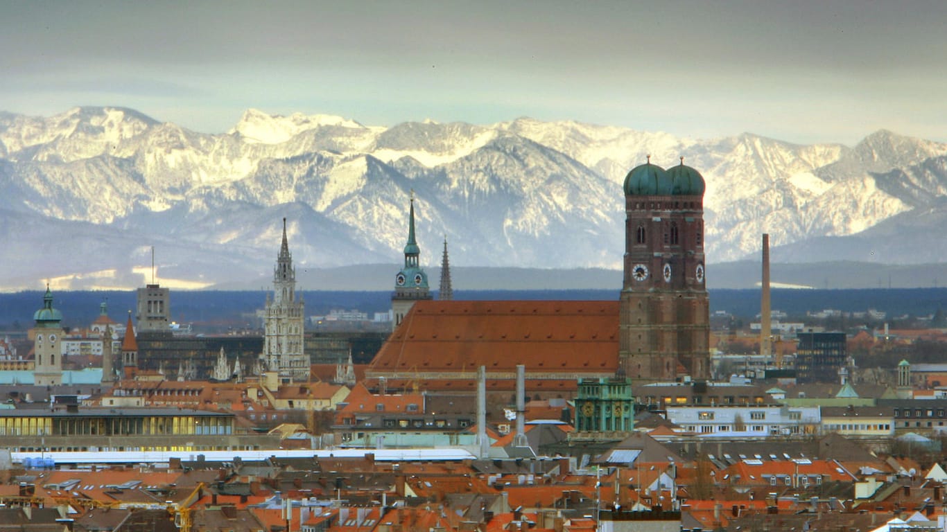 Die Frauenkirche steht vor den schneebedeckten Alpen (Archivbild): Auch wenn sie auf den ersten und vielleicht sogar den zweiten und dritten Blick unbeweglich erscheinen – Münchner Forscher konnten nun nachweisen, wie schnell und wohin sich die Alpen bewegen.