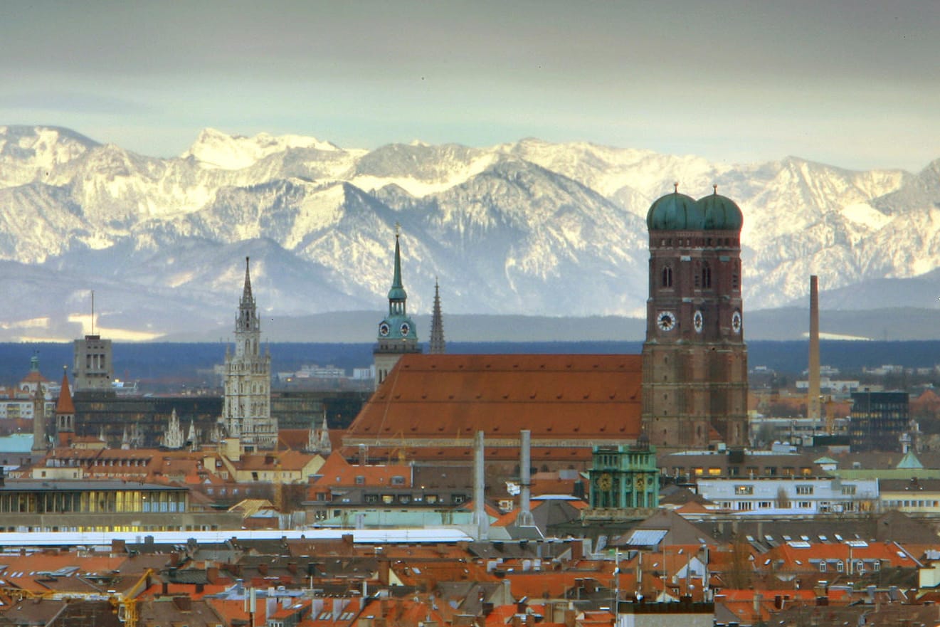 Die Frauenkirche steht vor den schneebedeckten Alpen (Archivbild): Auch wenn sie auf den ersten und vielleicht sogar den zweiten und dritten Blick unbeweglich erscheinen – Münchner Forscher konnten nun nachweisen, wie schnell und wohin sich die Alpen bewegen.