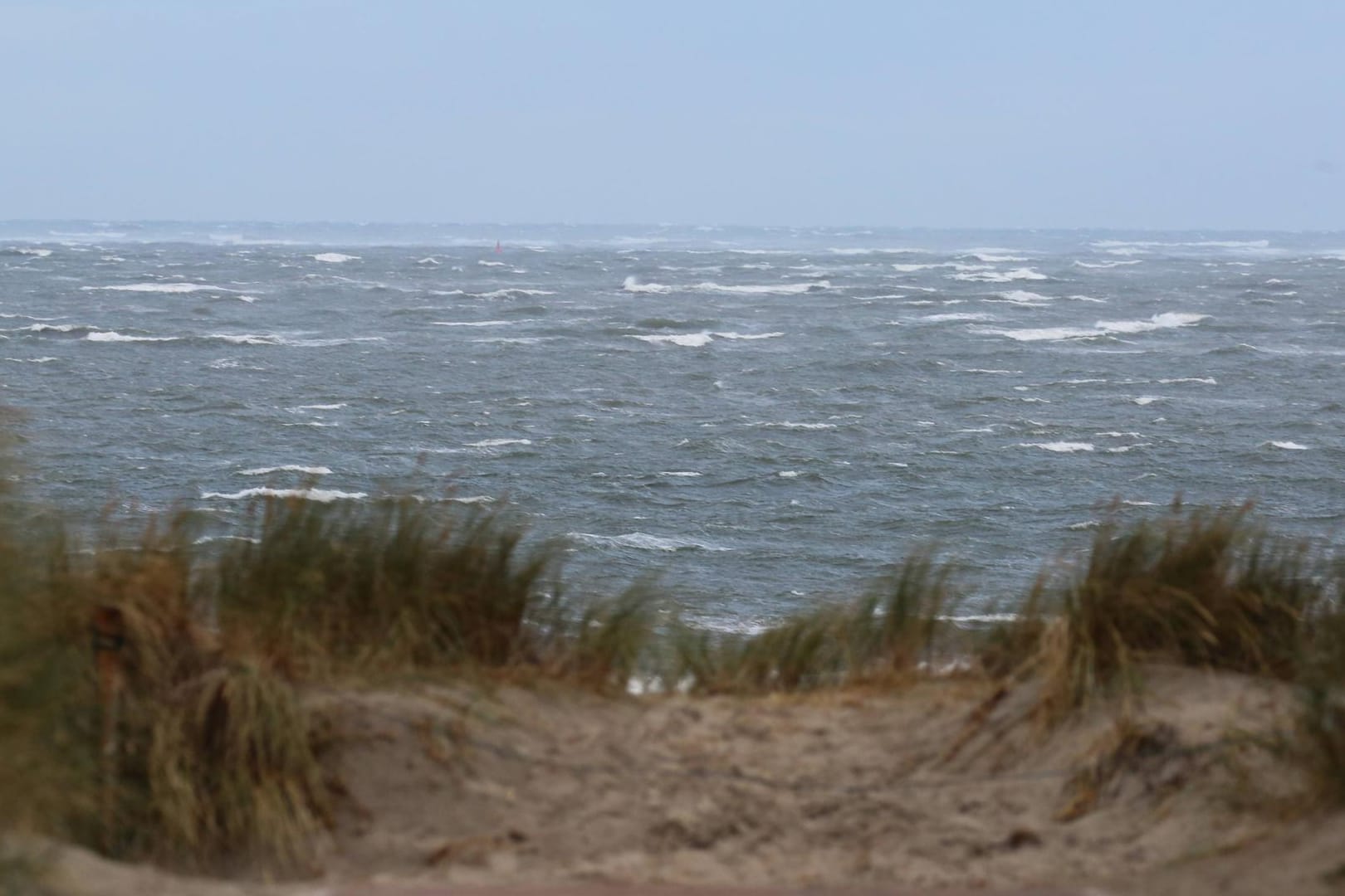 Blick auf die Nordsee von der Insel Langeoog (Archivbild): Eine Gruppe Forscher aus Hannover konnten nachweisen, dass das Becken der Nordsee immer tiefer wird – und dass diese Entwicklung immer schneller vonstatten geht.
