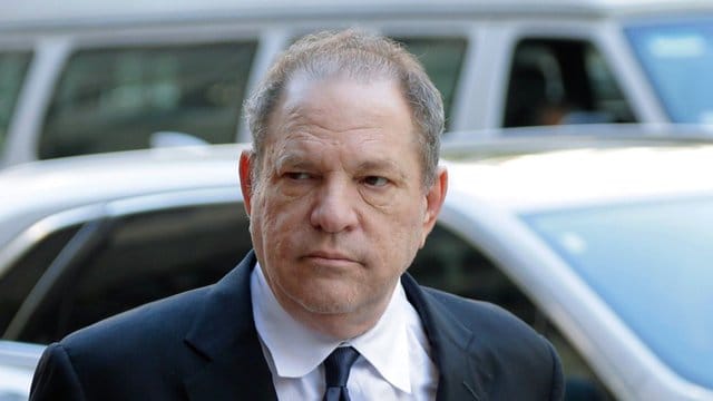 Harvey Weinstein, ehemaliger US-Filmproduzent, vor einem Gerichtsgebäude in New York. Harvey Weinstein, ehemaliger US-Filmproduzent, vor einem Gerichtsgebäude in New York.