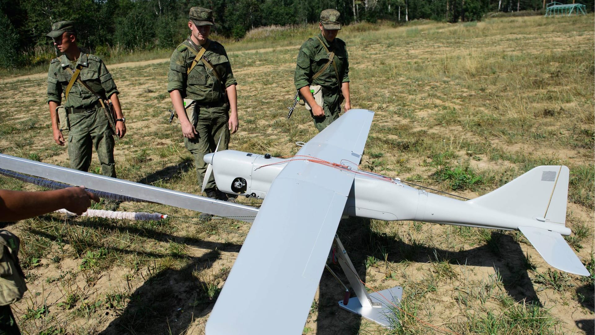 Russische Soldaten bedienen das Leer-3-System, mit dem sich der Mobilfunk überwachen lässt. So können etwa feindliche Handynutzer aufgespürt und dann beschossen werden.