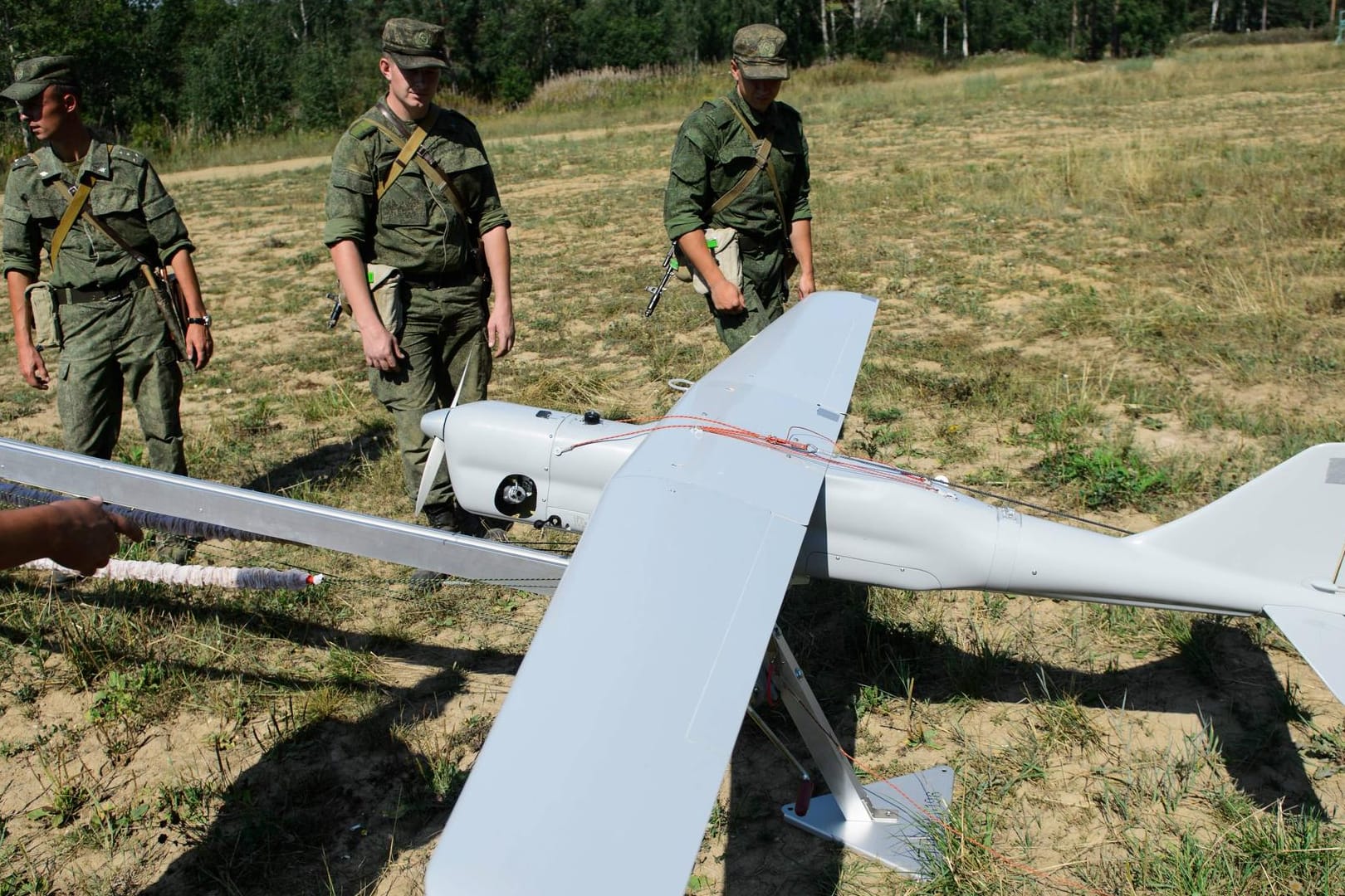 Russische Soldaten bedienen das Leer-3-System, mit dem sich der Mobilfunk überwachen lässt. So können etwa feindliche Handynutzer aufgespürt und dann beschossen werden.