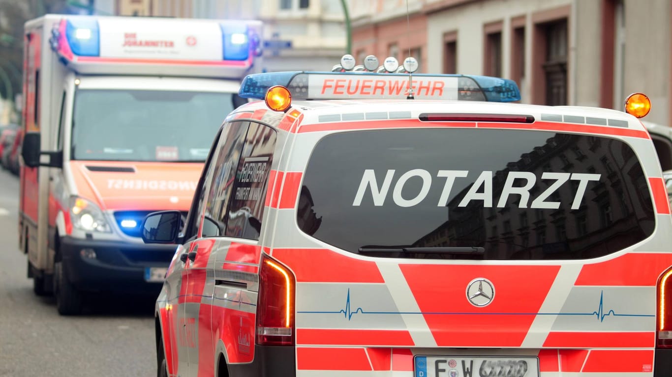 Rettungseinsatz in Frankfurt (Symbolbild): Am Dienstagabend ist eine Radfahrerin von einer Straßenbahn in Frankfurt erfasst und tödlich verletzt worden.