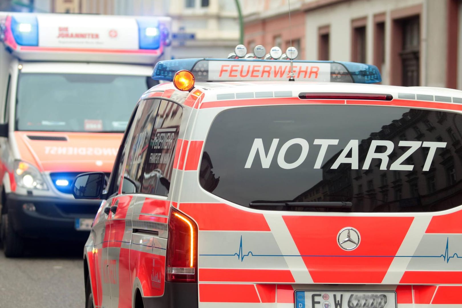 Rettungseinsatz in Frankfurt (Symbolbild): Am Dienstagabend ist eine Radfahrerin von einer Straßenbahn in Frankfurt erfasst und tödlich verletzt worden.