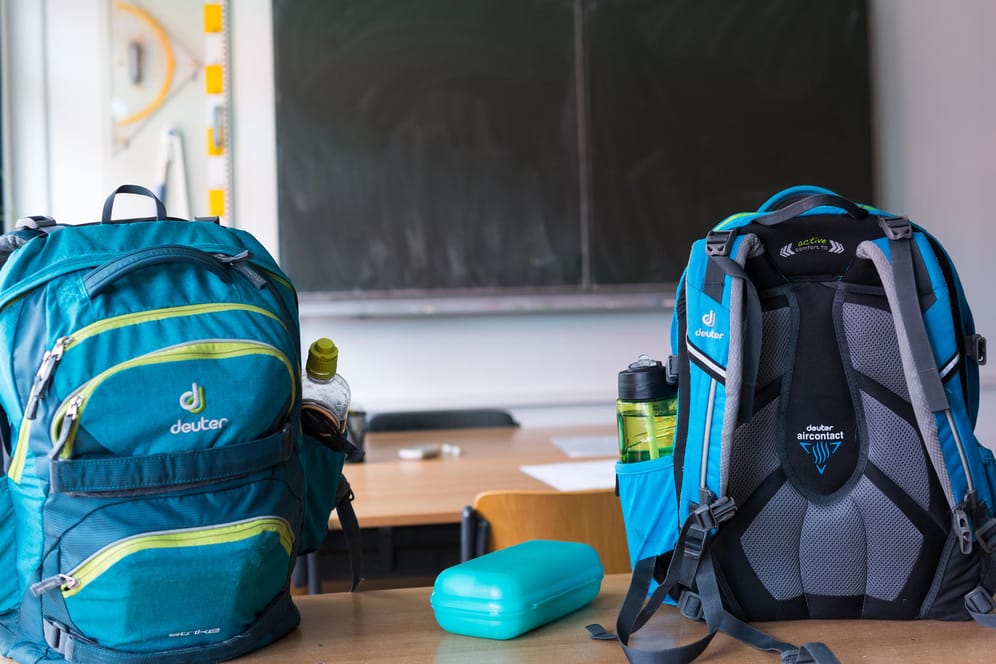 Zwei Schulranzen stehen auf einer Schulbank in einem leeren Klassenzimmer: Sachsen ist beim Bildungsmonitor 2018 auf Platz 1 gelandet.