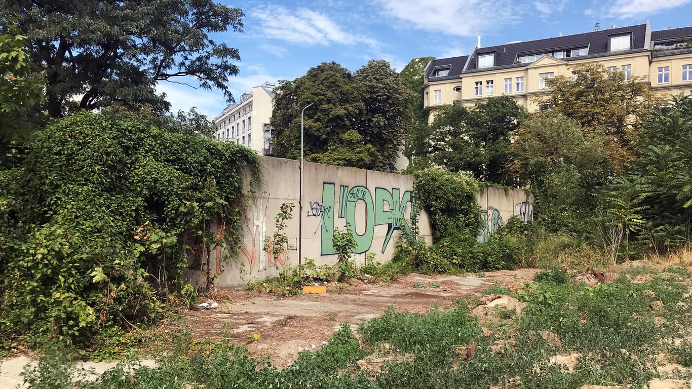 Ein Teil der sogenannten Vorfeldsicherungs-Mauer ist in der Nähe des damaligen Grenzübergangs Chausseestraße von etwa 1985 zu sehen. Vergleichbare Teile stehen demnach an der Bernauer Straße und Gartenstraße.