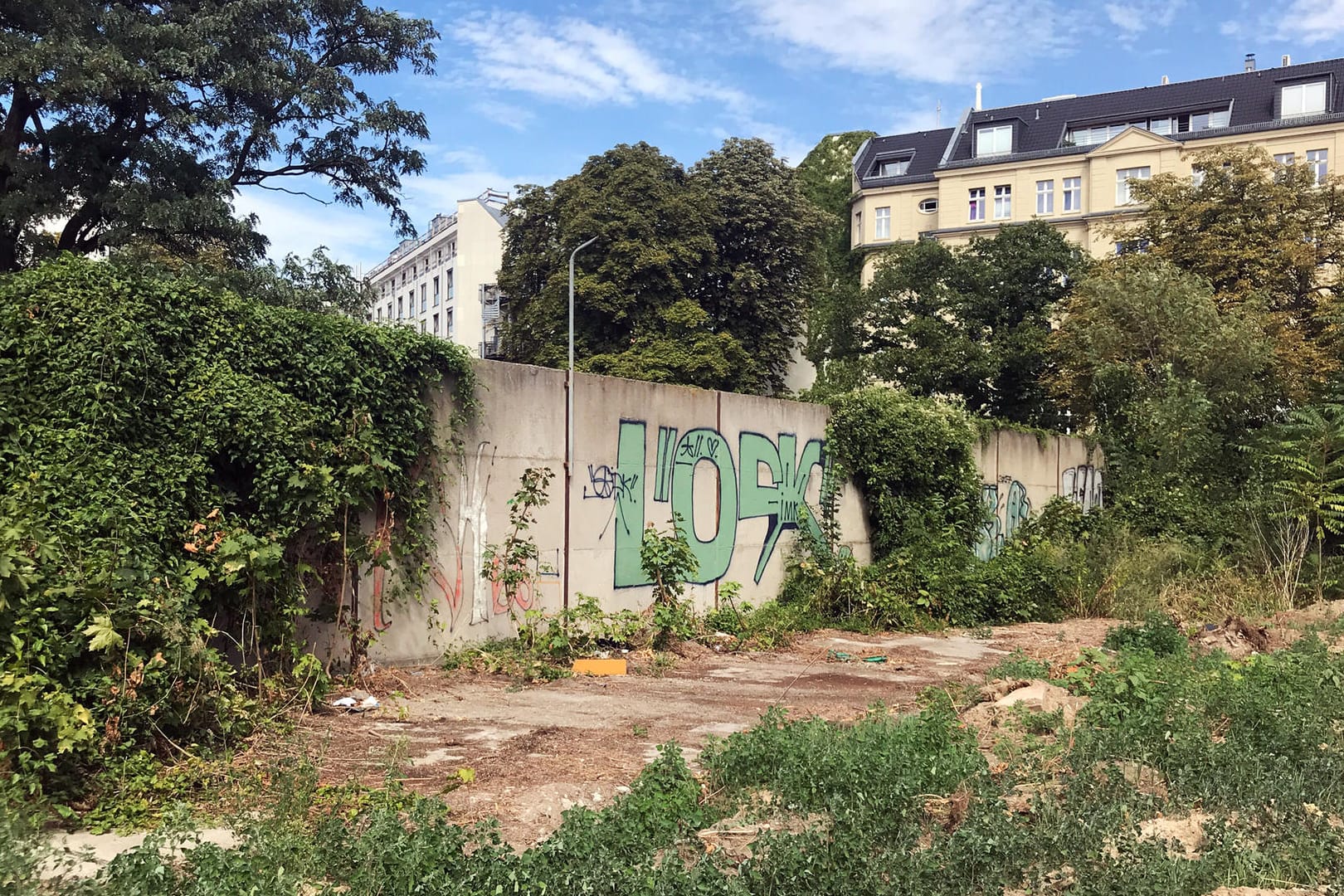 Ein Teil der sogenannten Vorfeldsicherungs-Mauer ist in der Nähe des damaligen Grenzübergangs Chausseestraße von etwa 1985 zu sehen. Vergleichbare Teile stehen demnach an der Bernauer Straße und Gartenstraße.