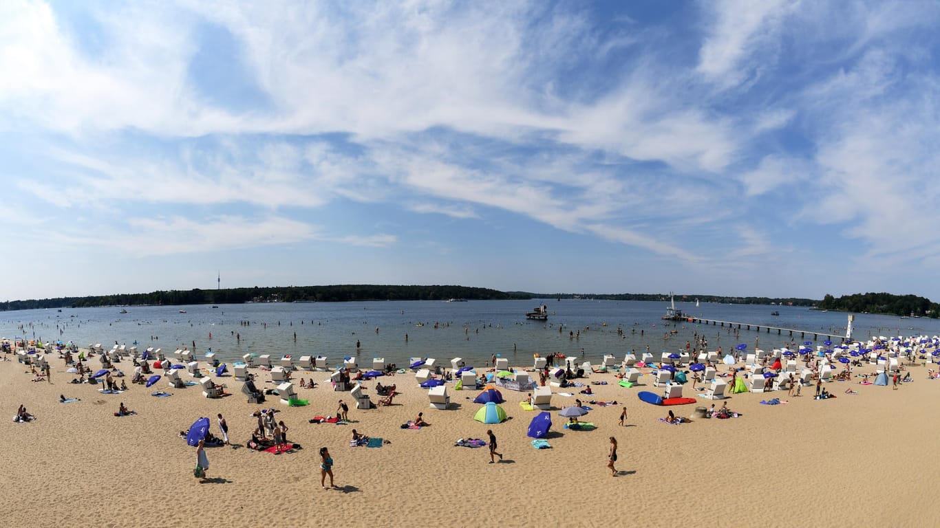 Badegäste am Berliner Strandbad Wannsee: Im Osten bleibt es auch über den Freitag hinaus sommerlich heiß.